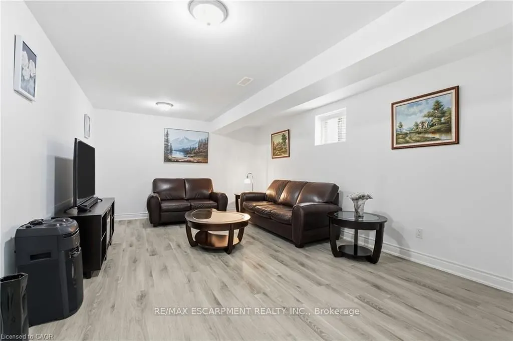 4 ELLIS Avenue
