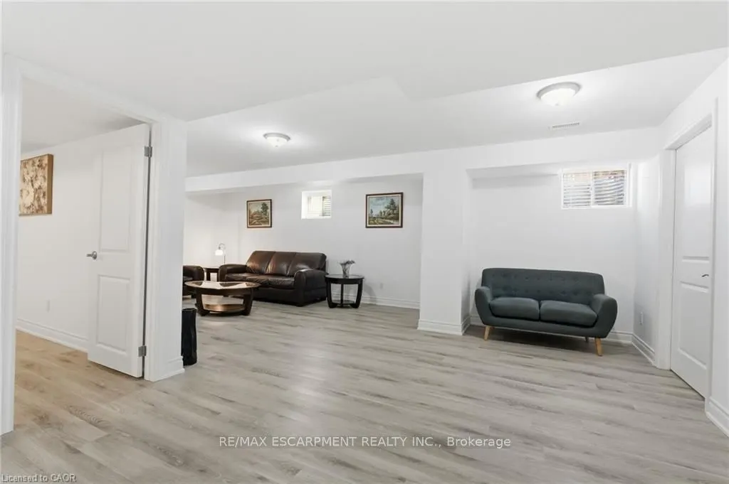 4 ELLIS Avenue