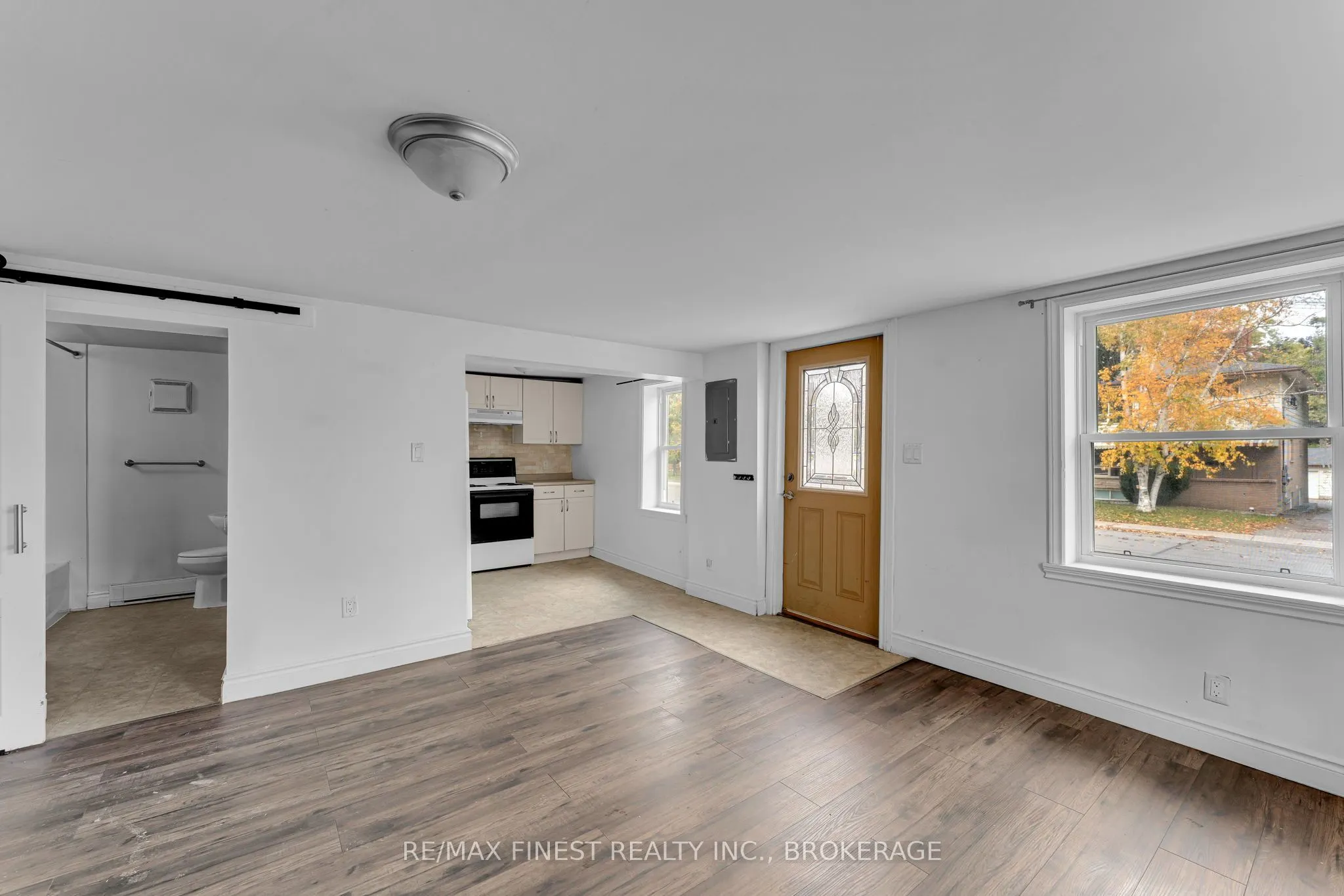148 Thomas Street W, #1