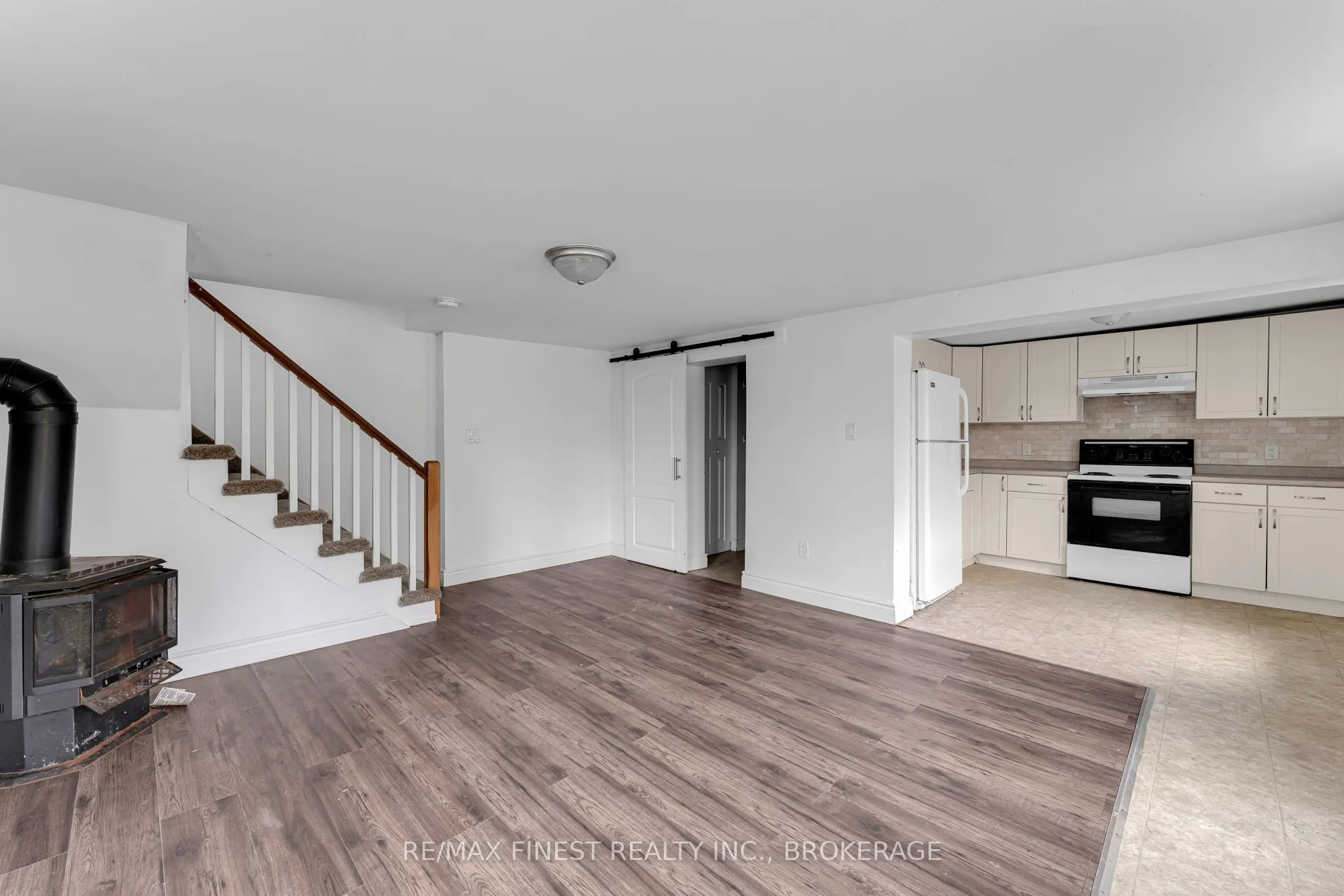 148 Thomas Street W, #1