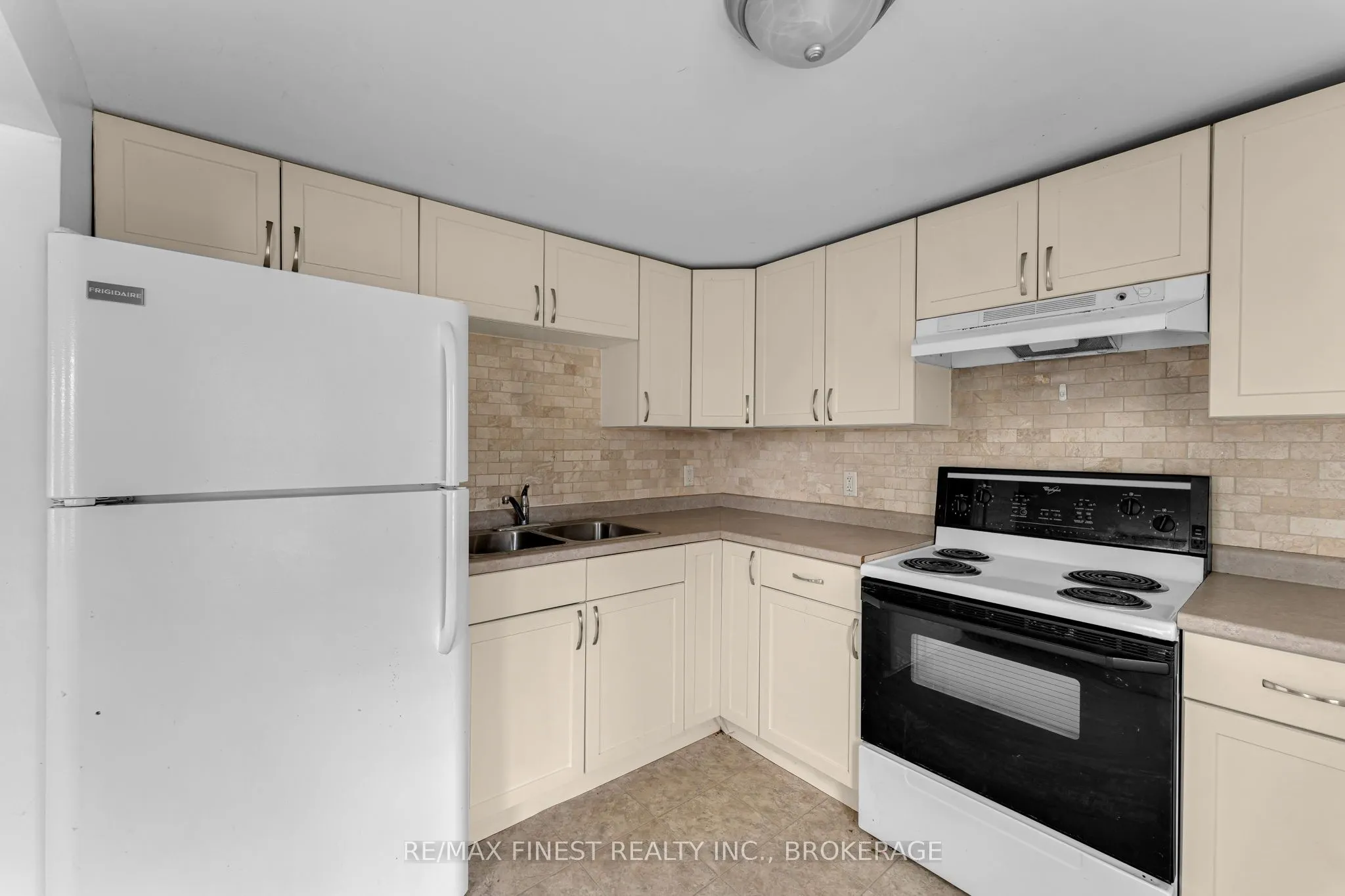 148 Thomas Street W, #1