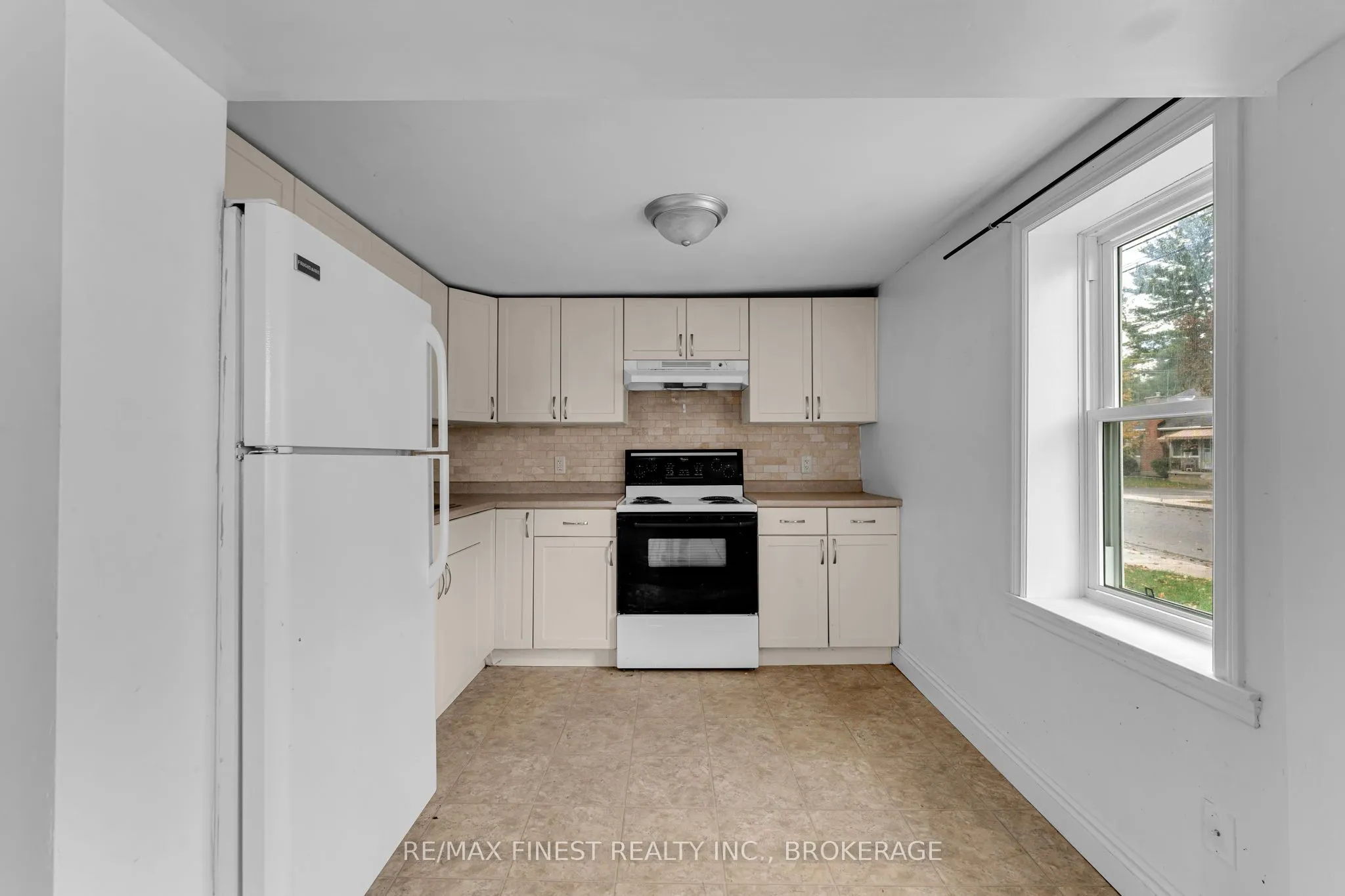 148 Thomas Street W, #1