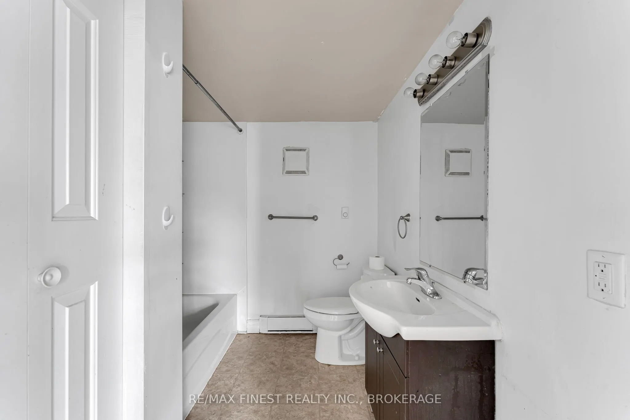 148 Thomas Street W, #1