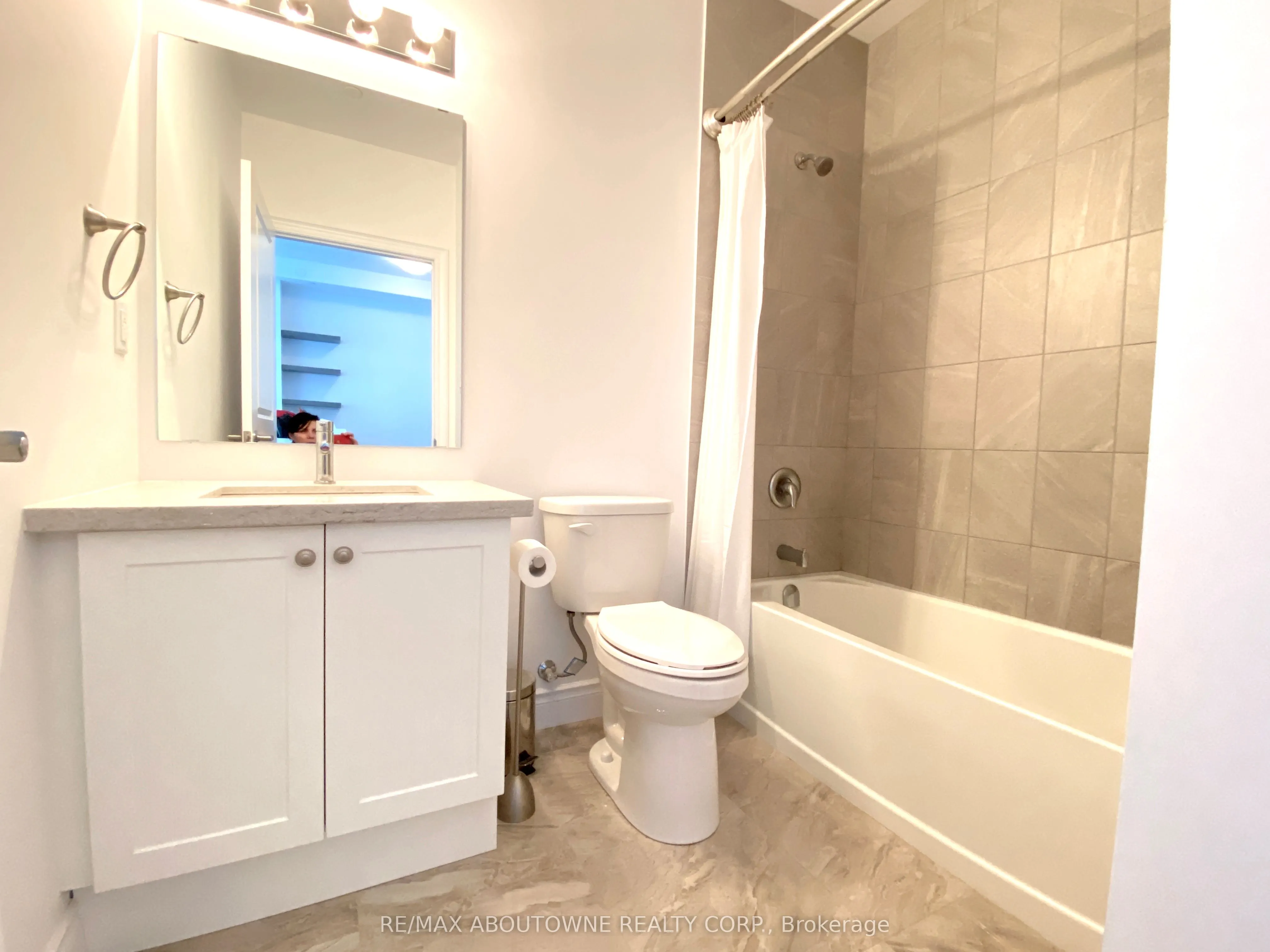 125 Shoreview Place, #606