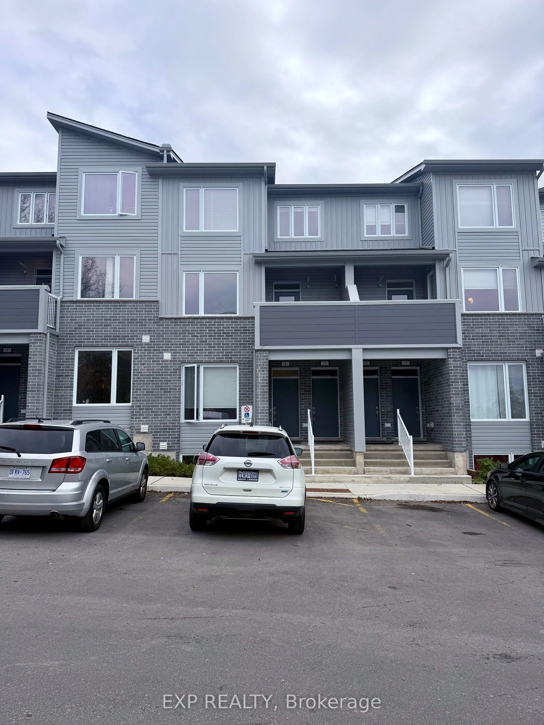 990 Deveron Crescent, #9