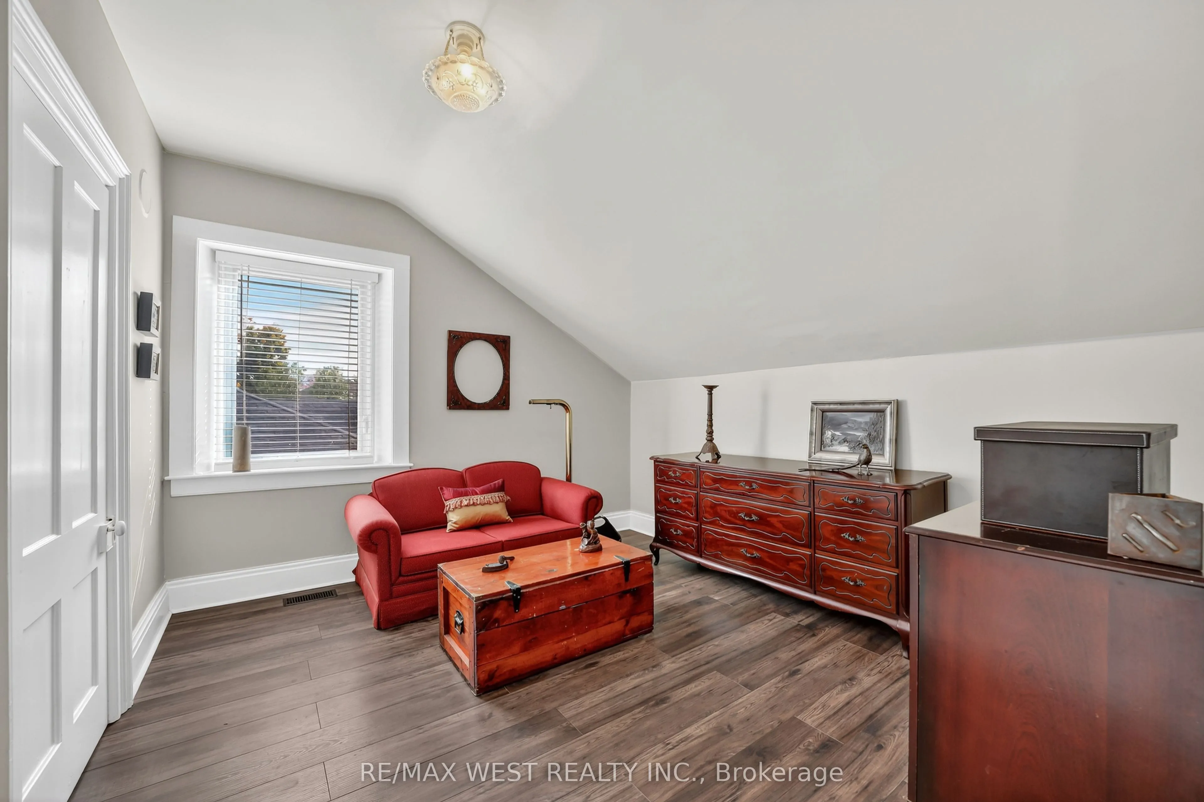 72 Banfield Street S