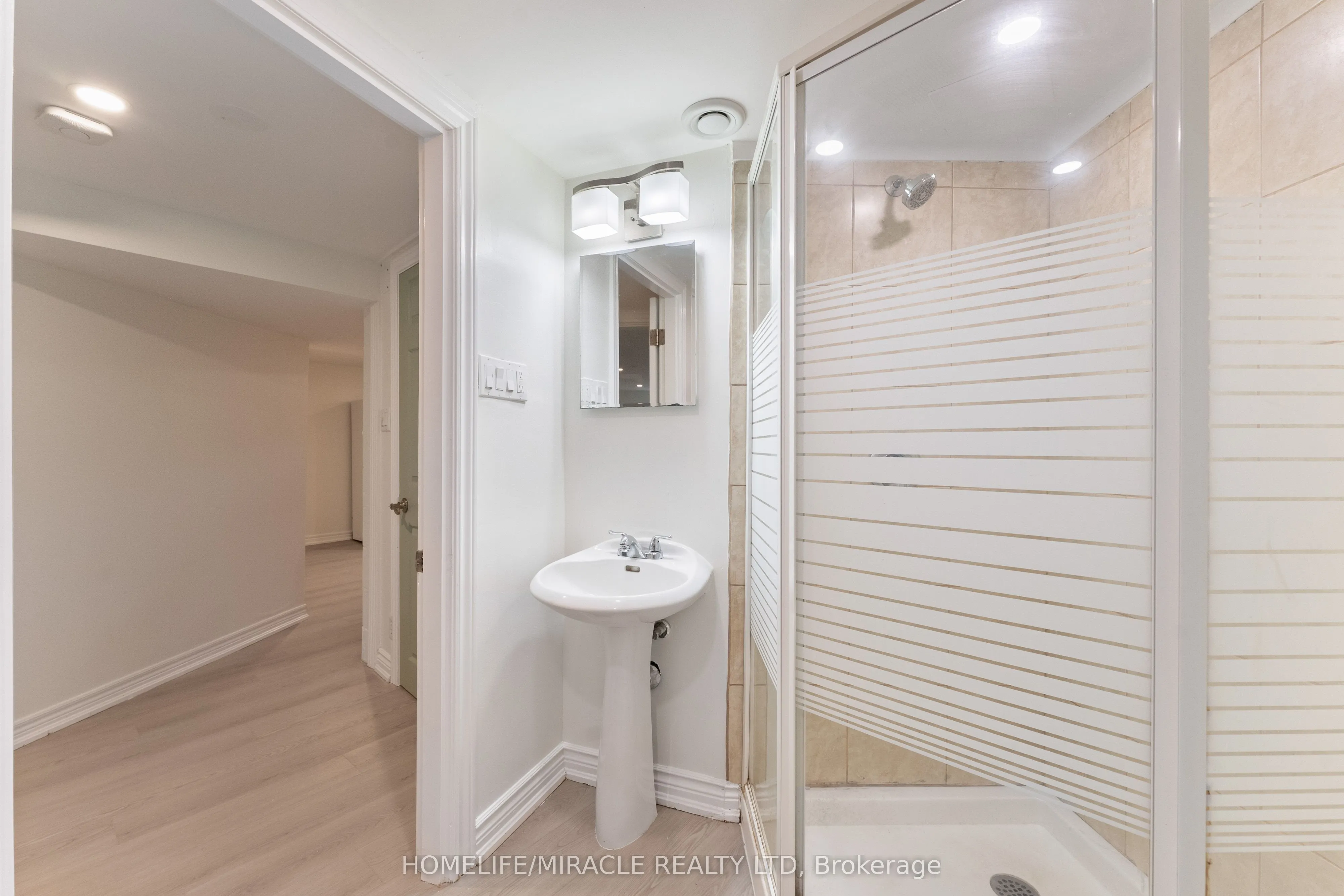 136 Mohawk Road E