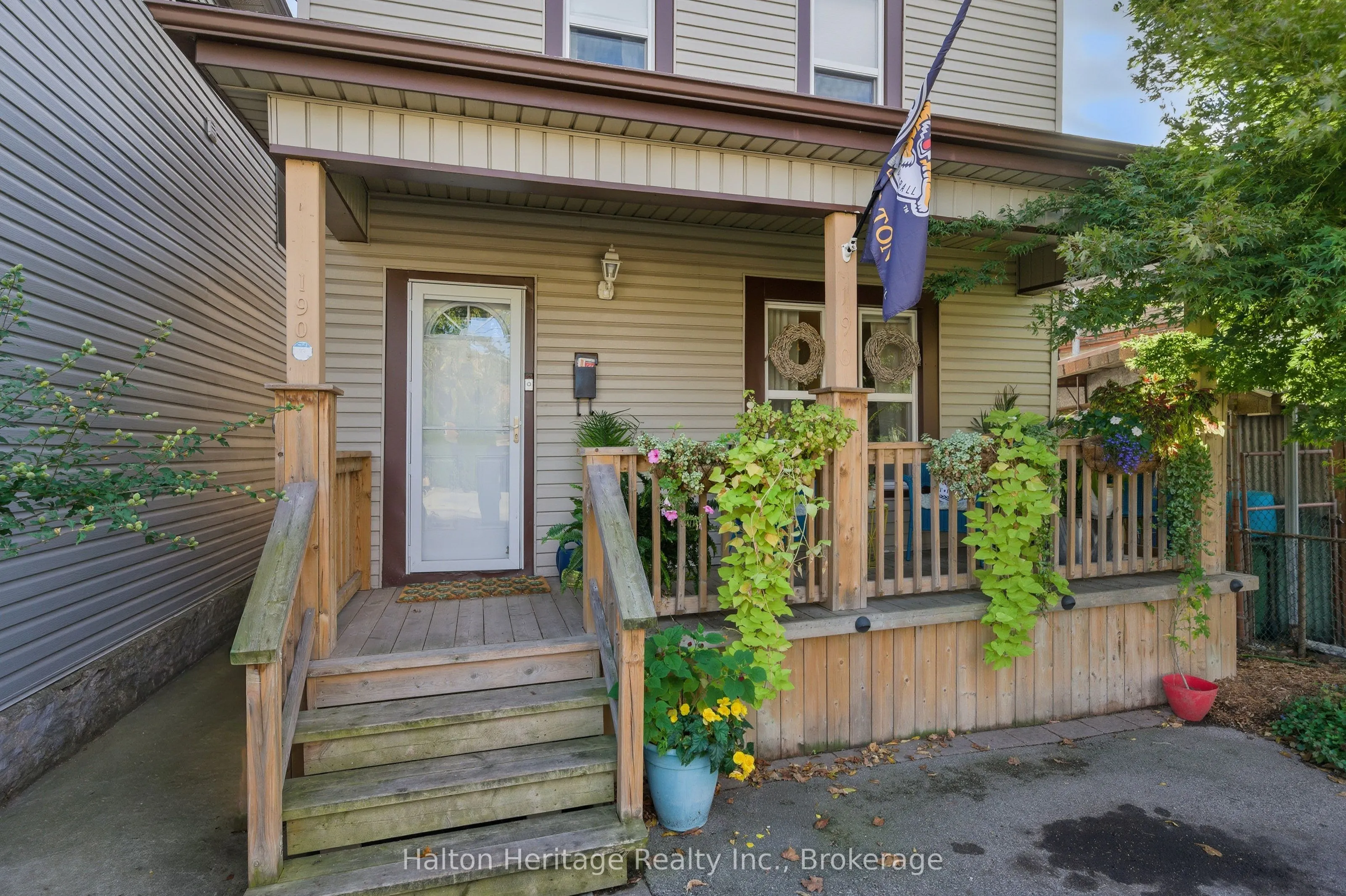 190 Wood Street E