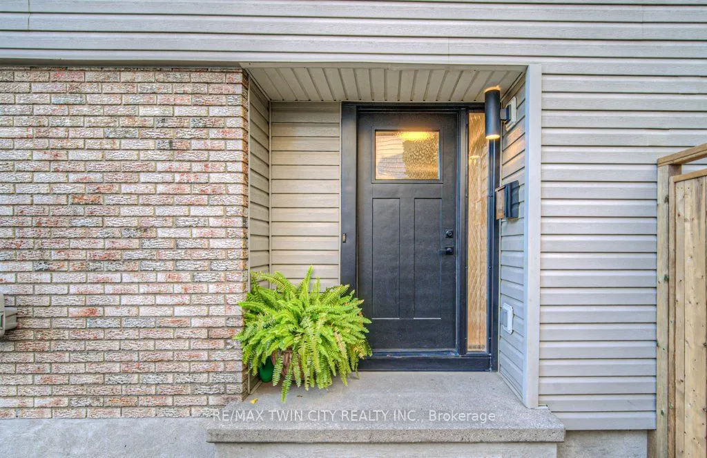 563 Elgin Street N