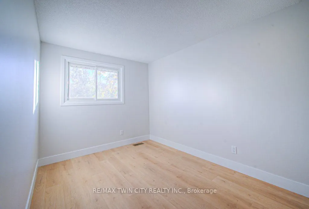 563 Elgin Street N