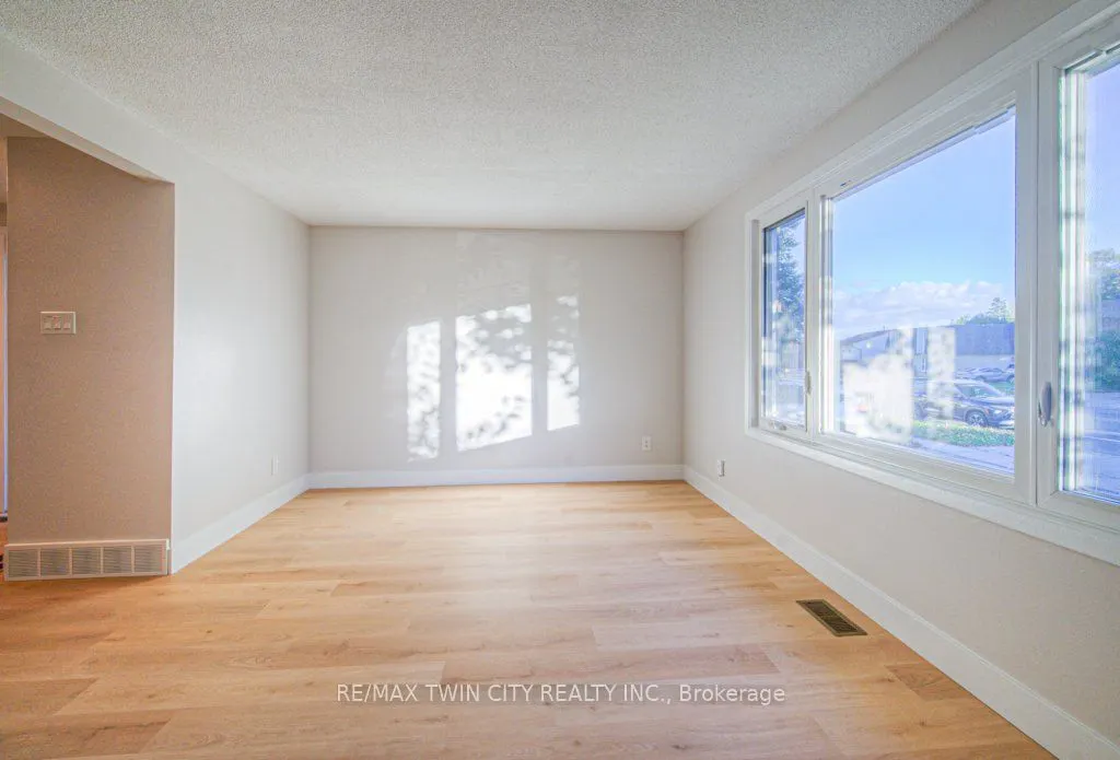 563 Elgin Street N