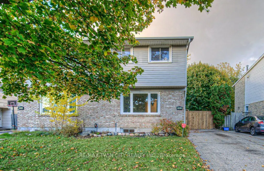 563 Elgin Street N