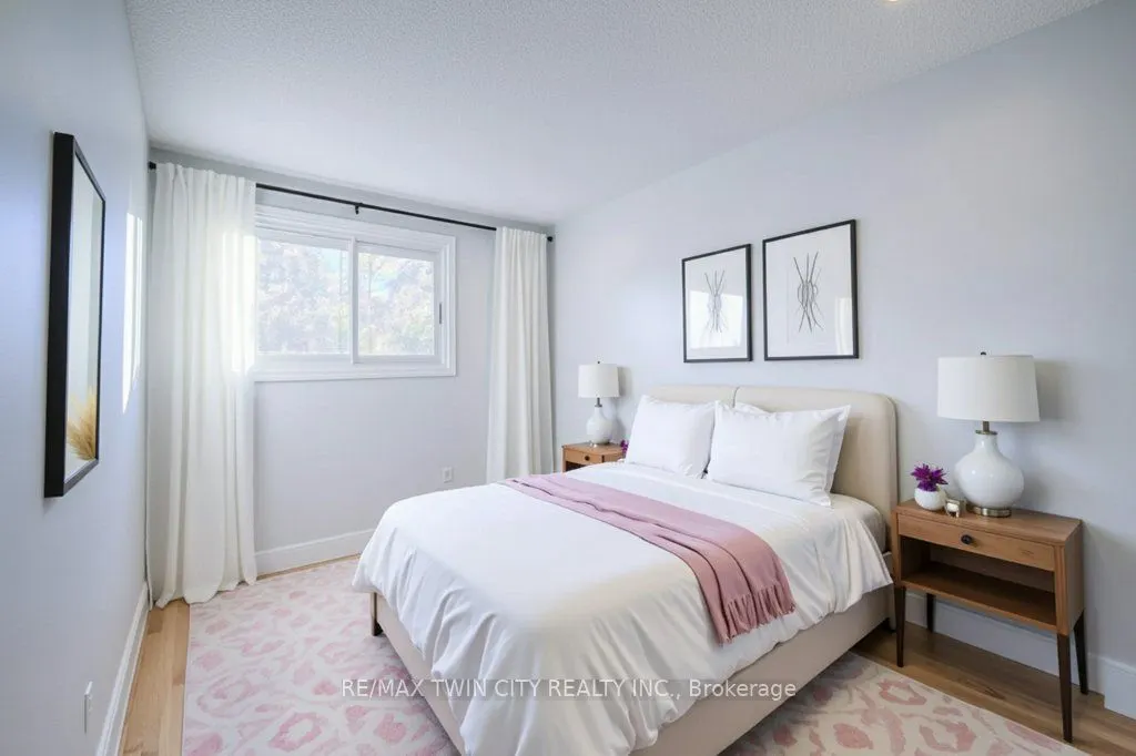 563 Elgin Street N
