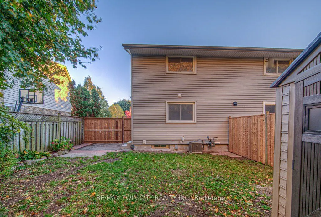 563 Elgin Street N