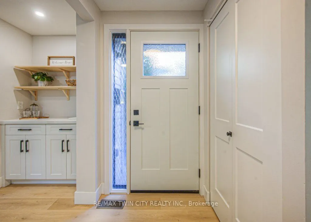 563 Elgin Street N
