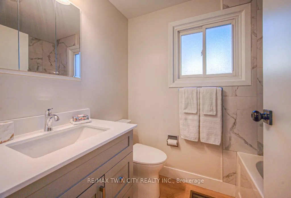 563 Elgin Street N