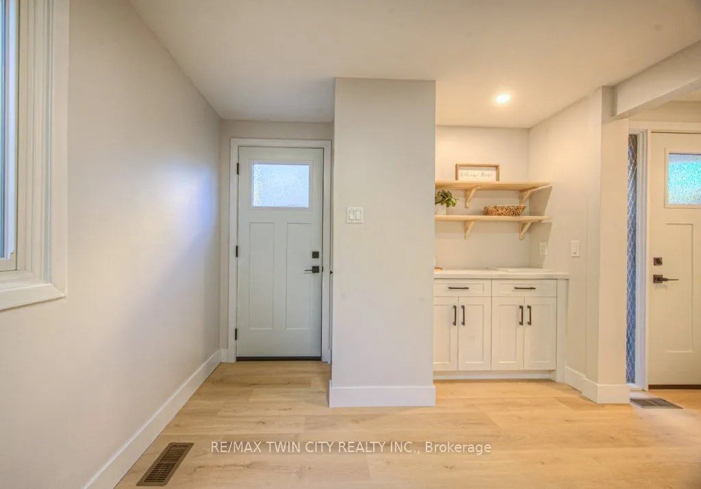 563 Elgin Street N