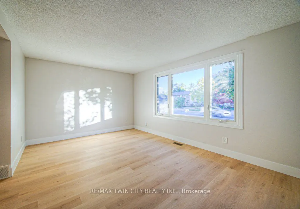 563 Elgin Street N