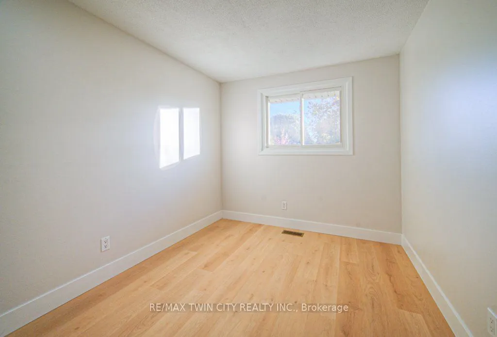 563 Elgin Street N