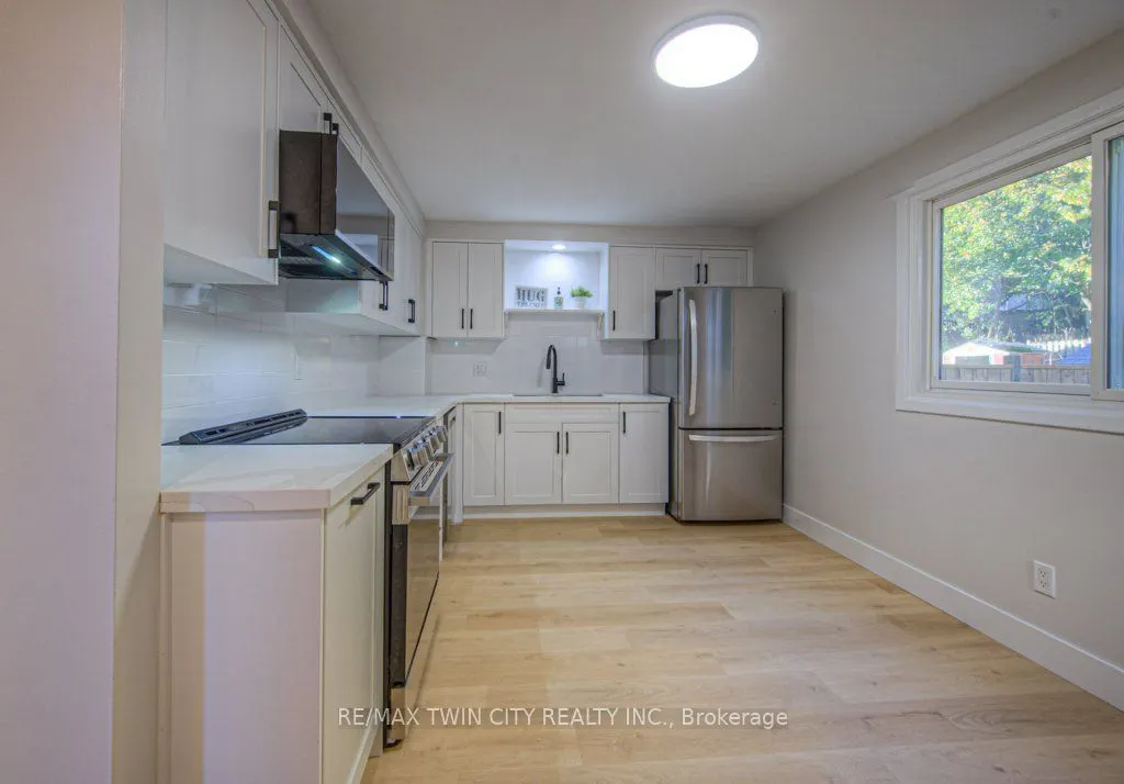 563 Elgin Street N