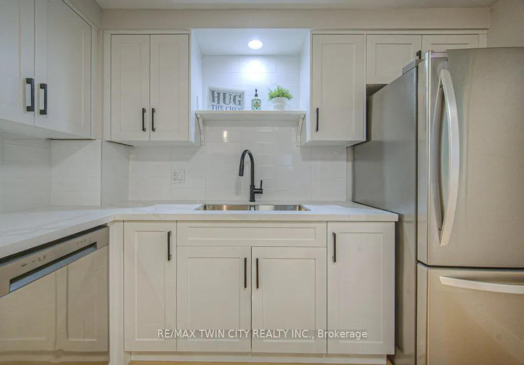 563 Elgin Street N