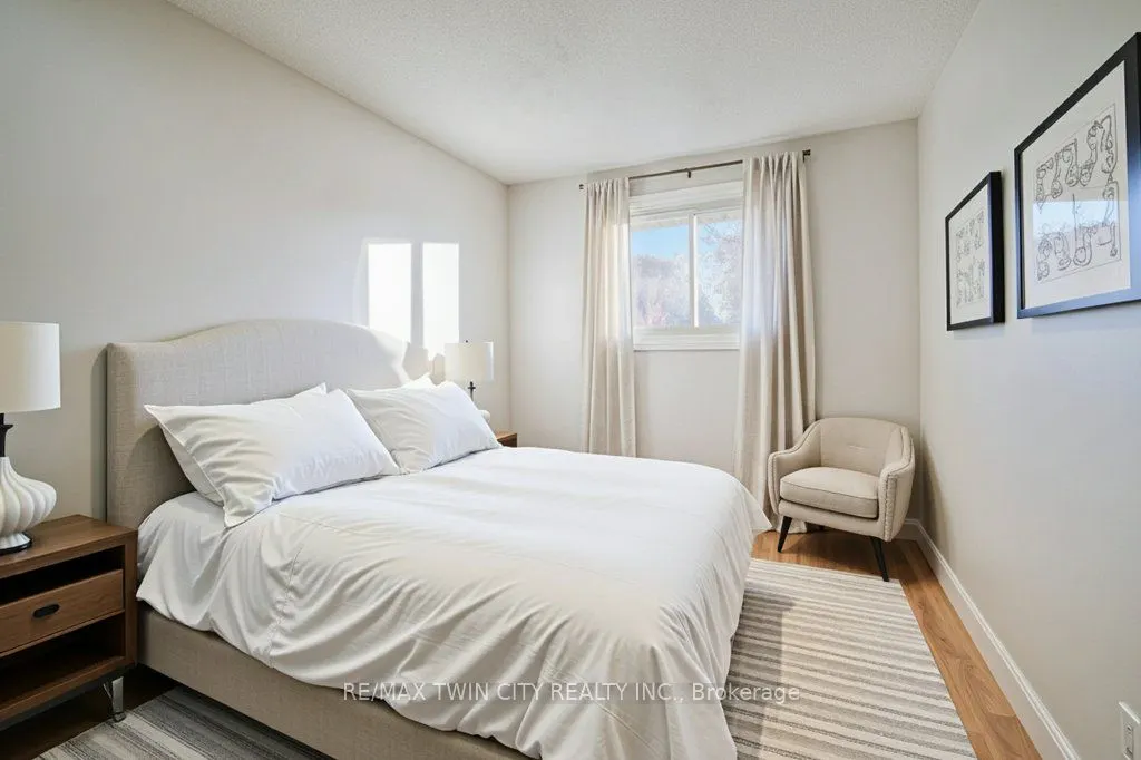 563 Elgin Street N