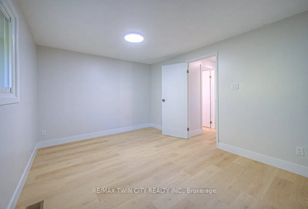 563 Elgin Street N