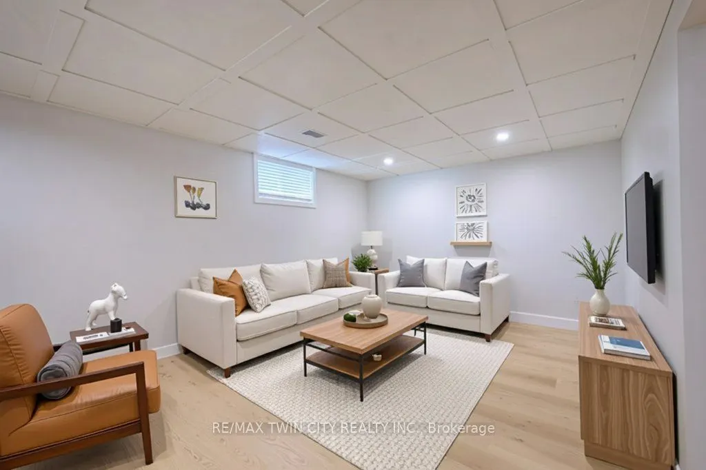 563 Elgin Street N