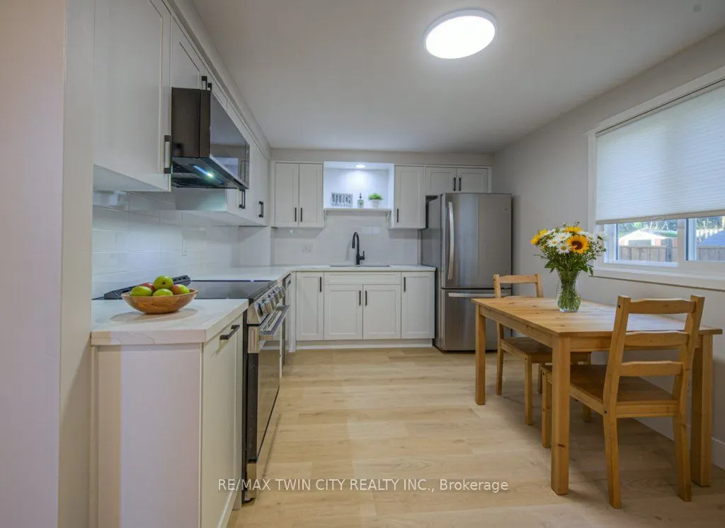 563 Elgin Street N