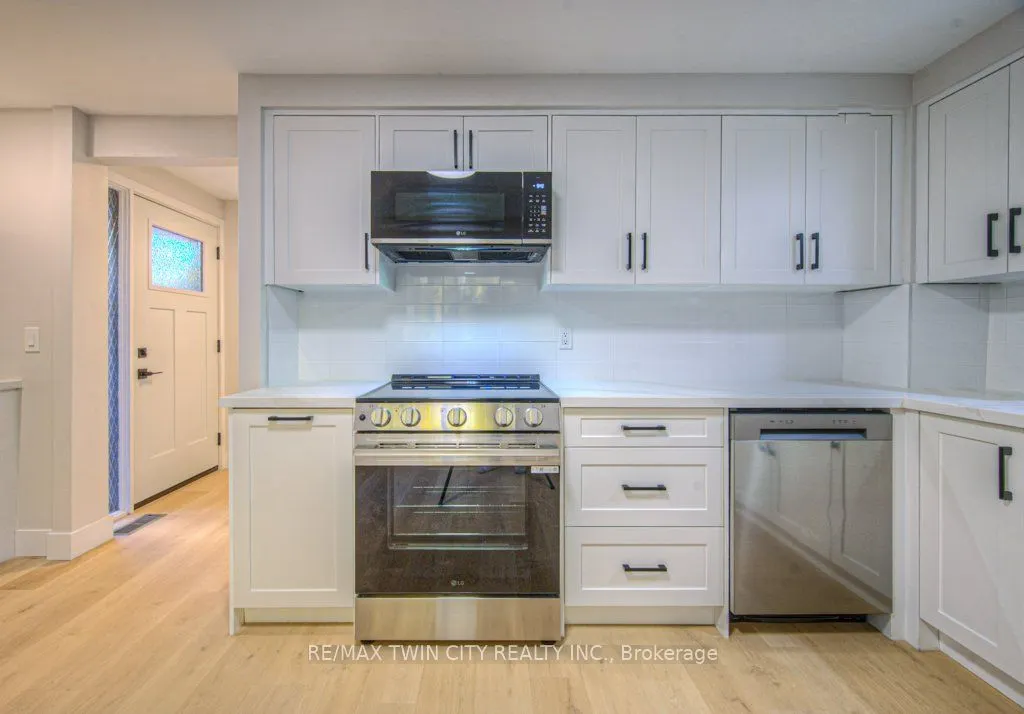 563 Elgin Street N