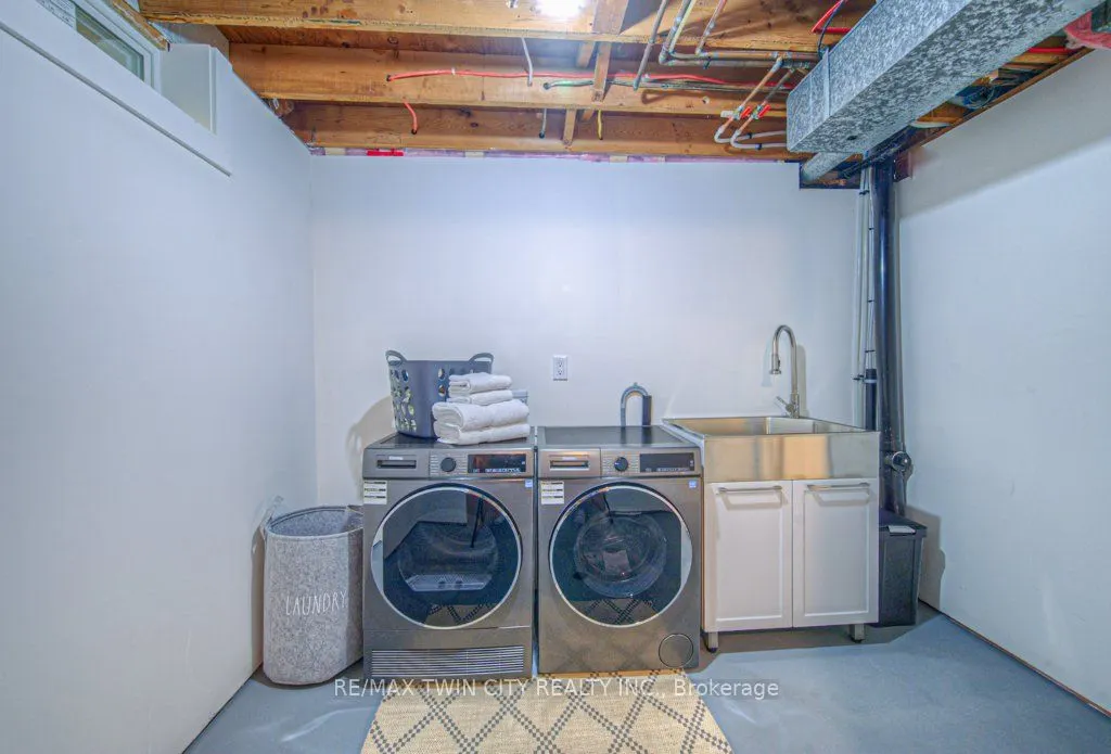 563 Elgin Street N