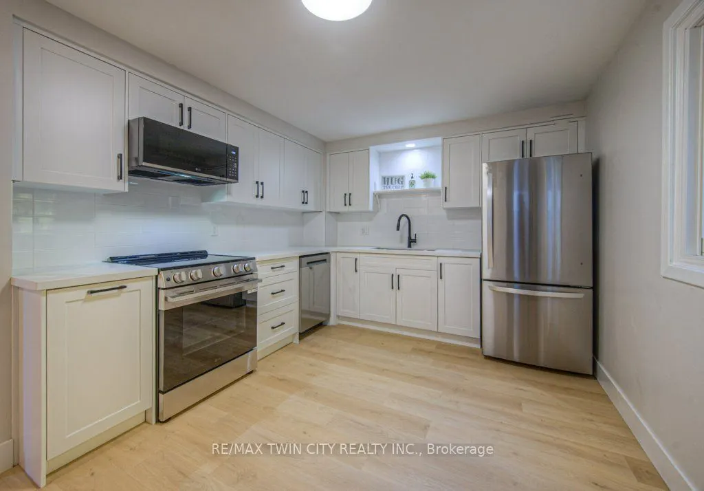 563 Elgin Street N