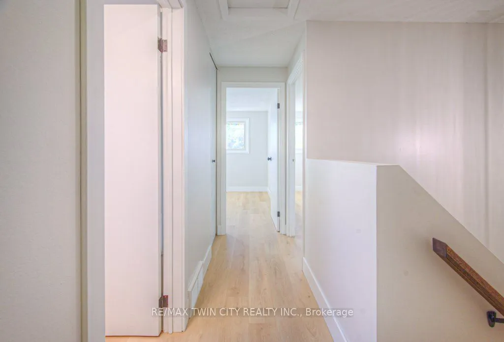563 Elgin Street N