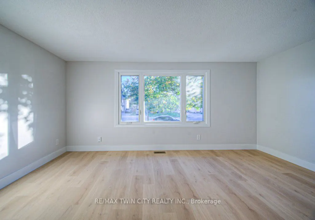 563 Elgin Street N