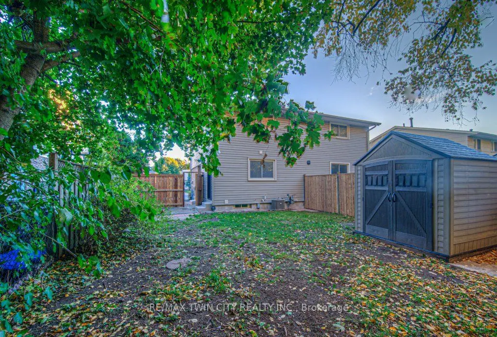 563 Elgin Street N