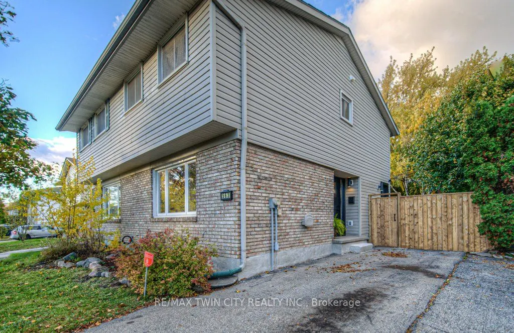 563 Elgin Street N