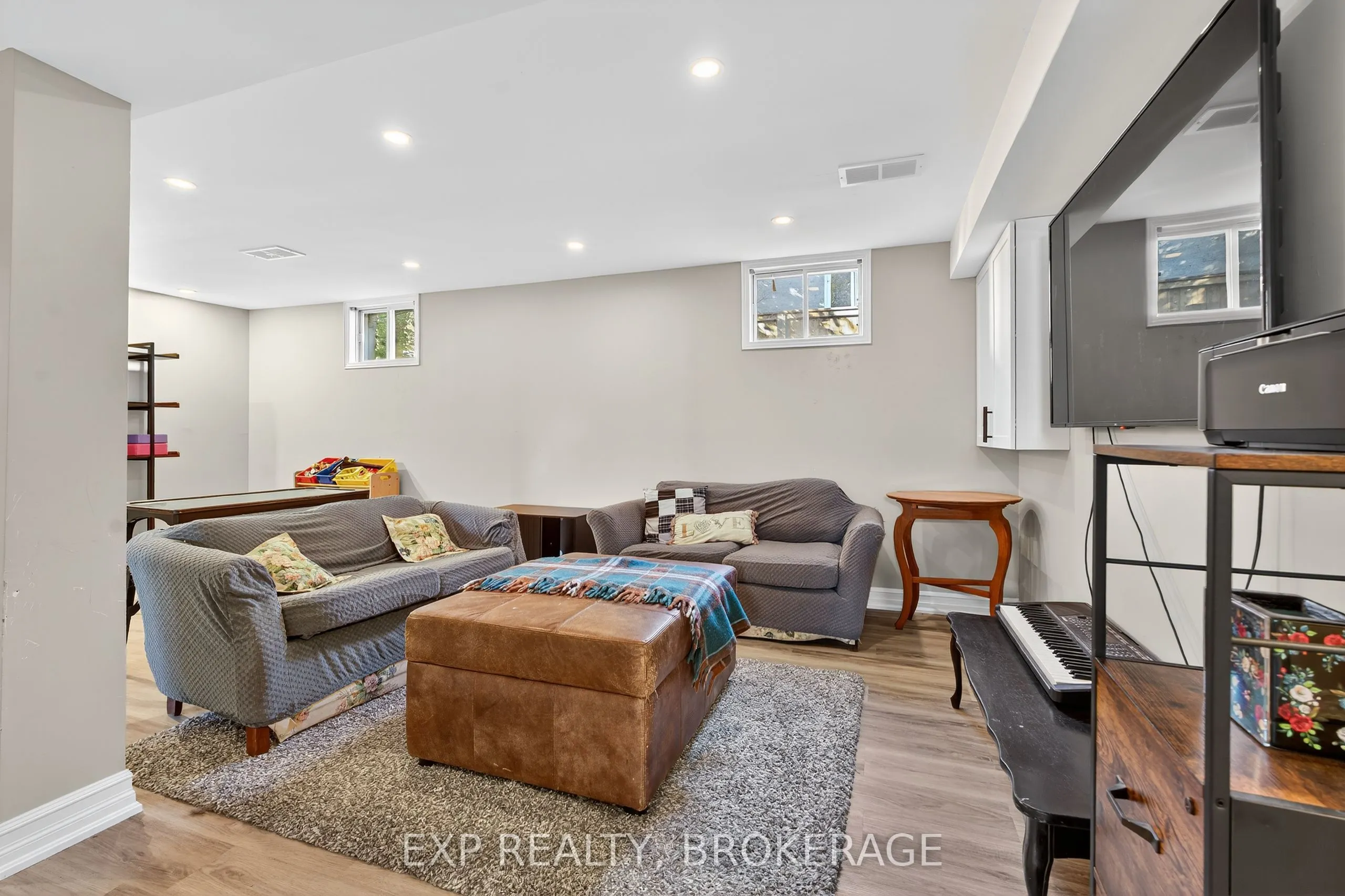 50 CHARTWELL Crescent