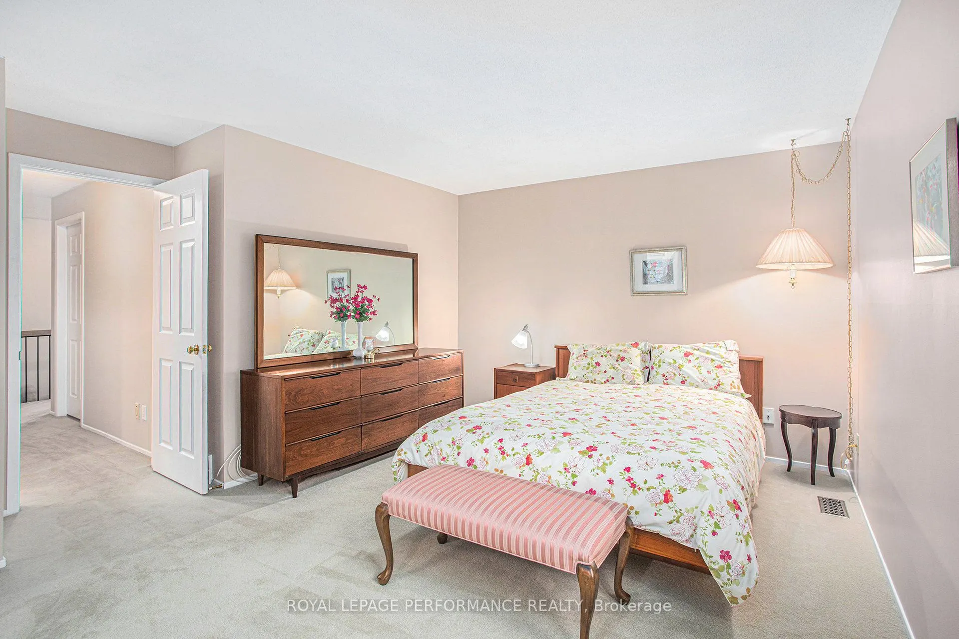 6097 Forestglen Crescent