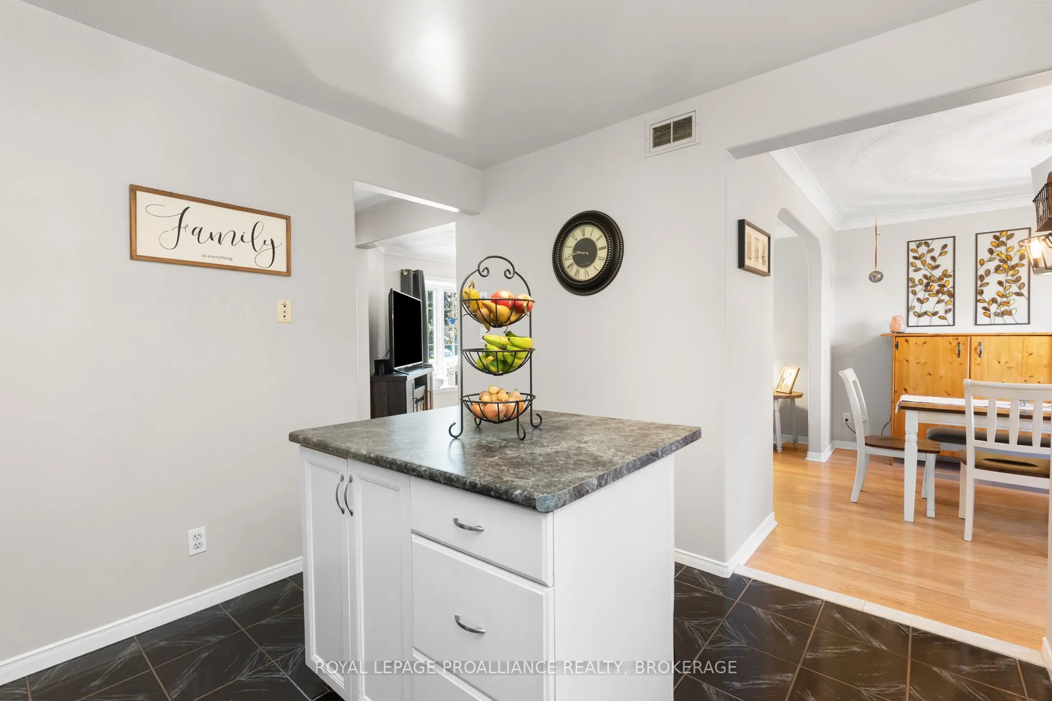 991 Waterbury Crescent