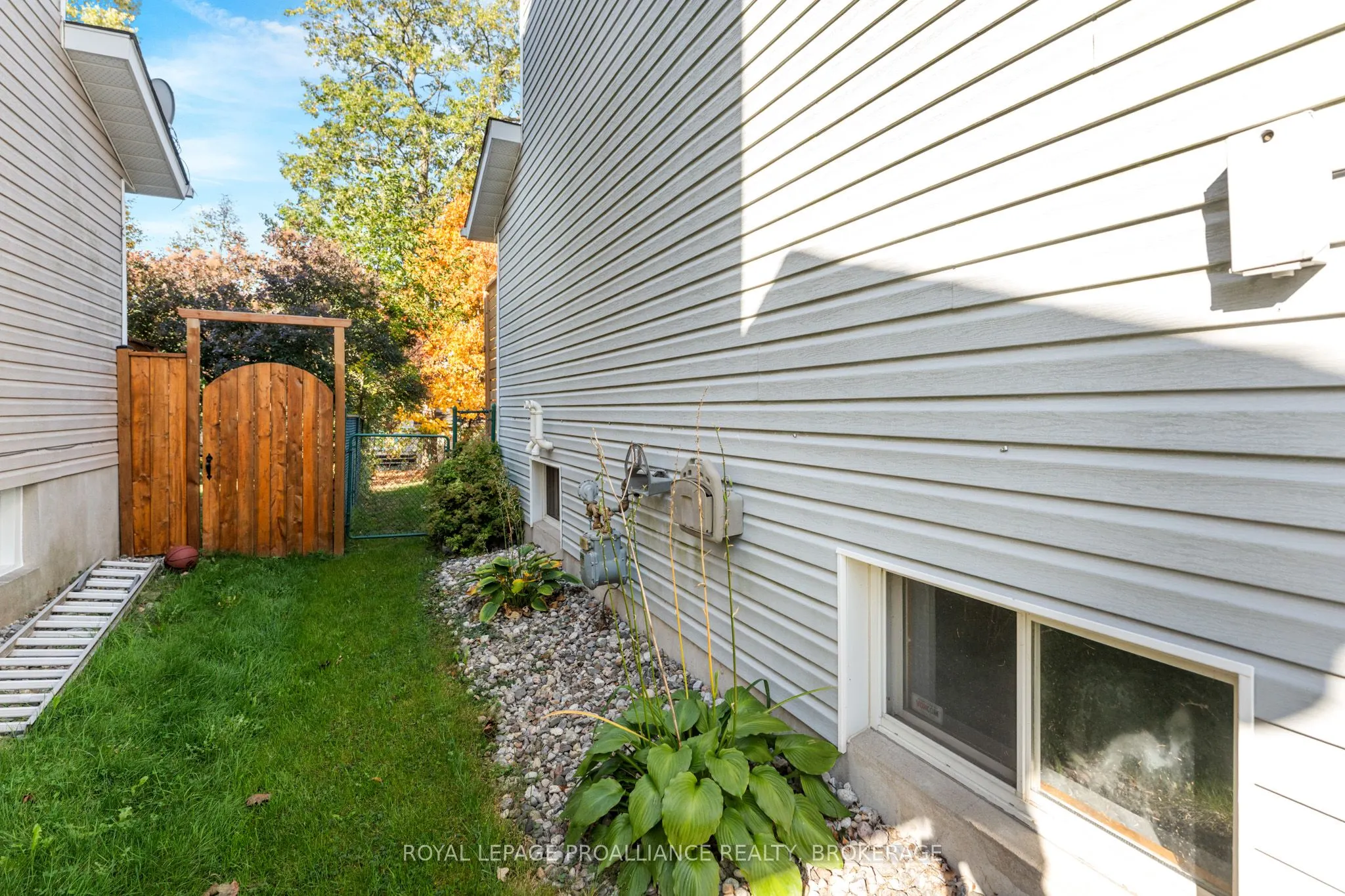 991 Waterbury Crescent