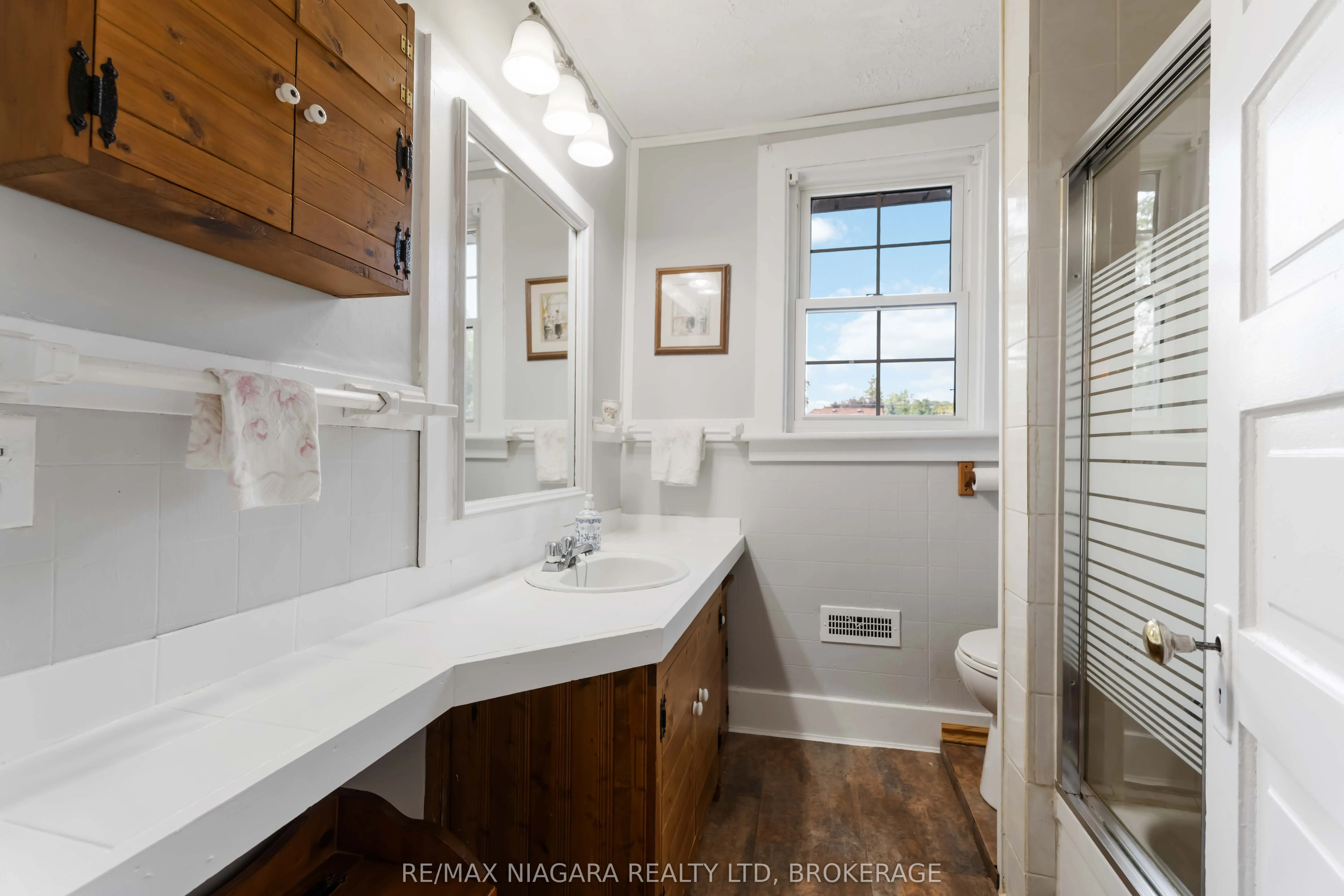 6275 Pine Grove Avenue