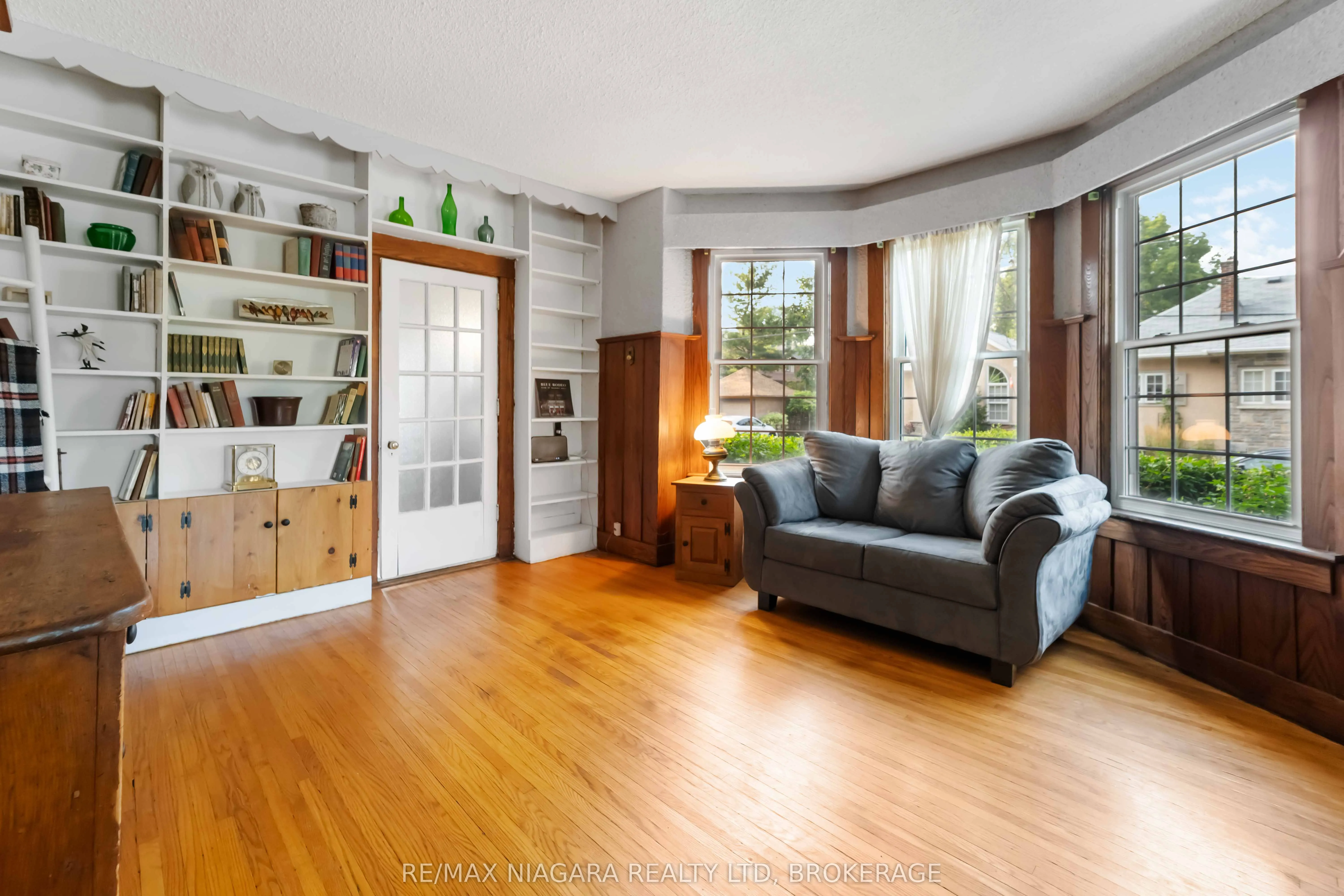 6275 Pine Grove Avenue