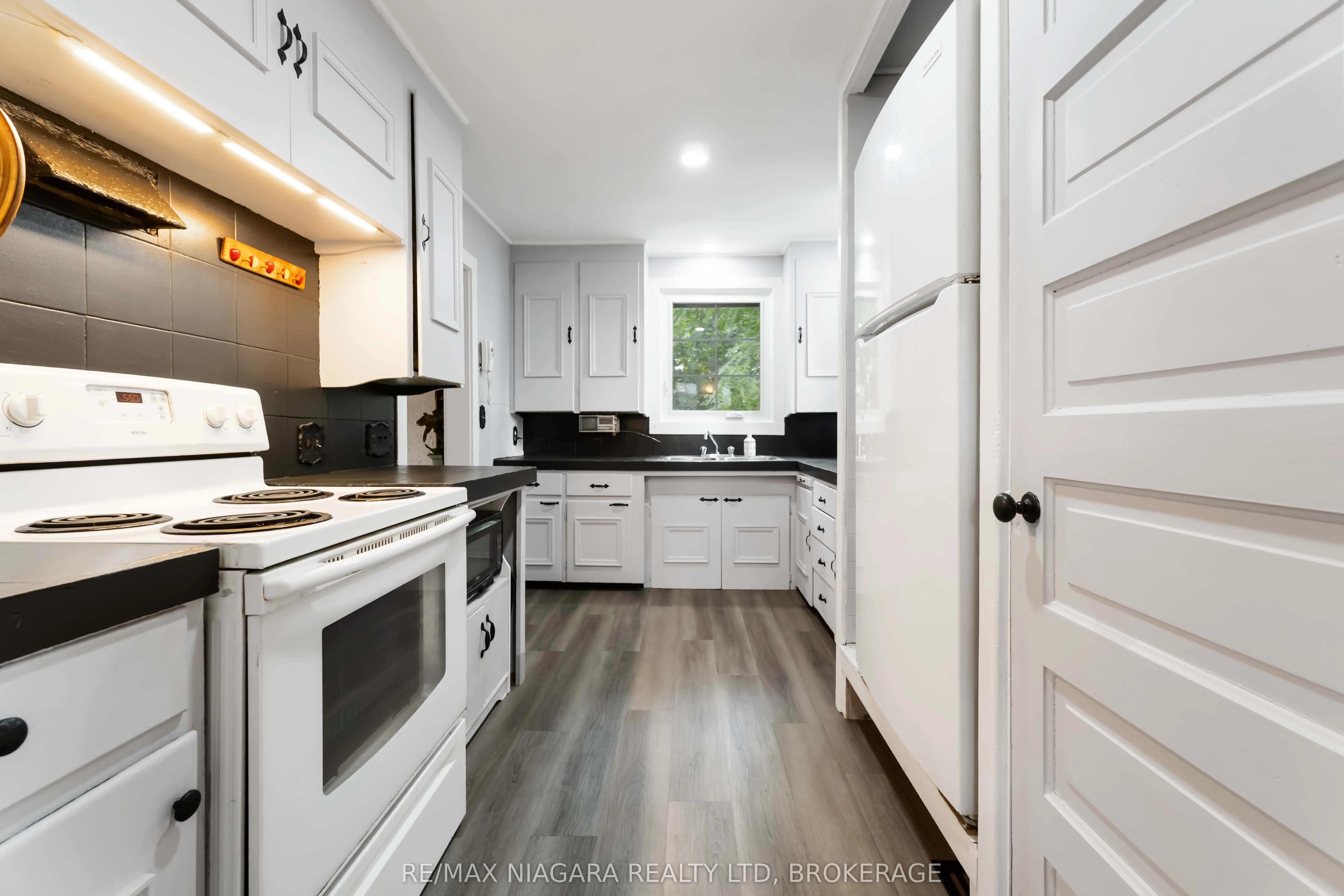 6275 Pine Grove Avenue