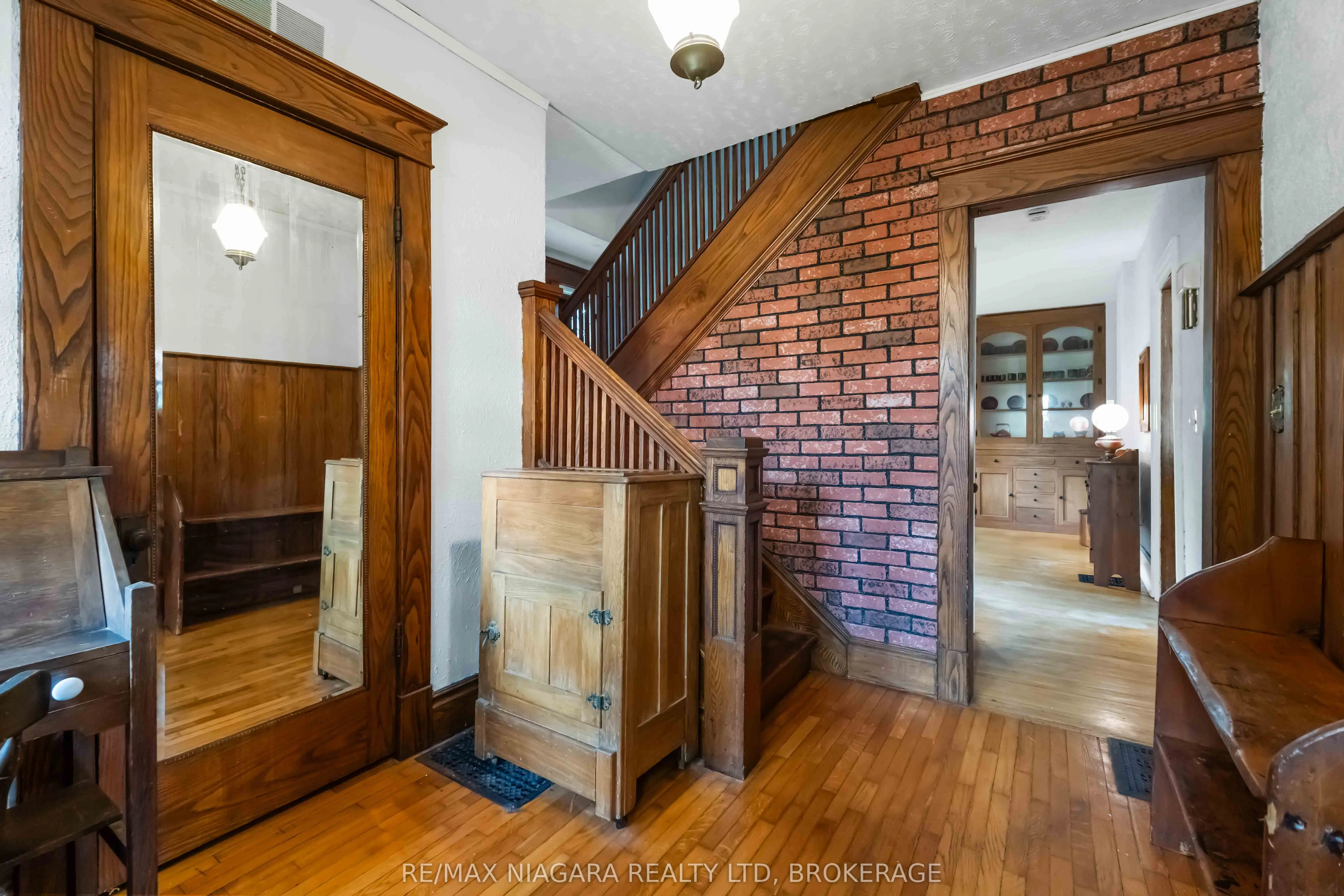 6275 Pine Grove Avenue