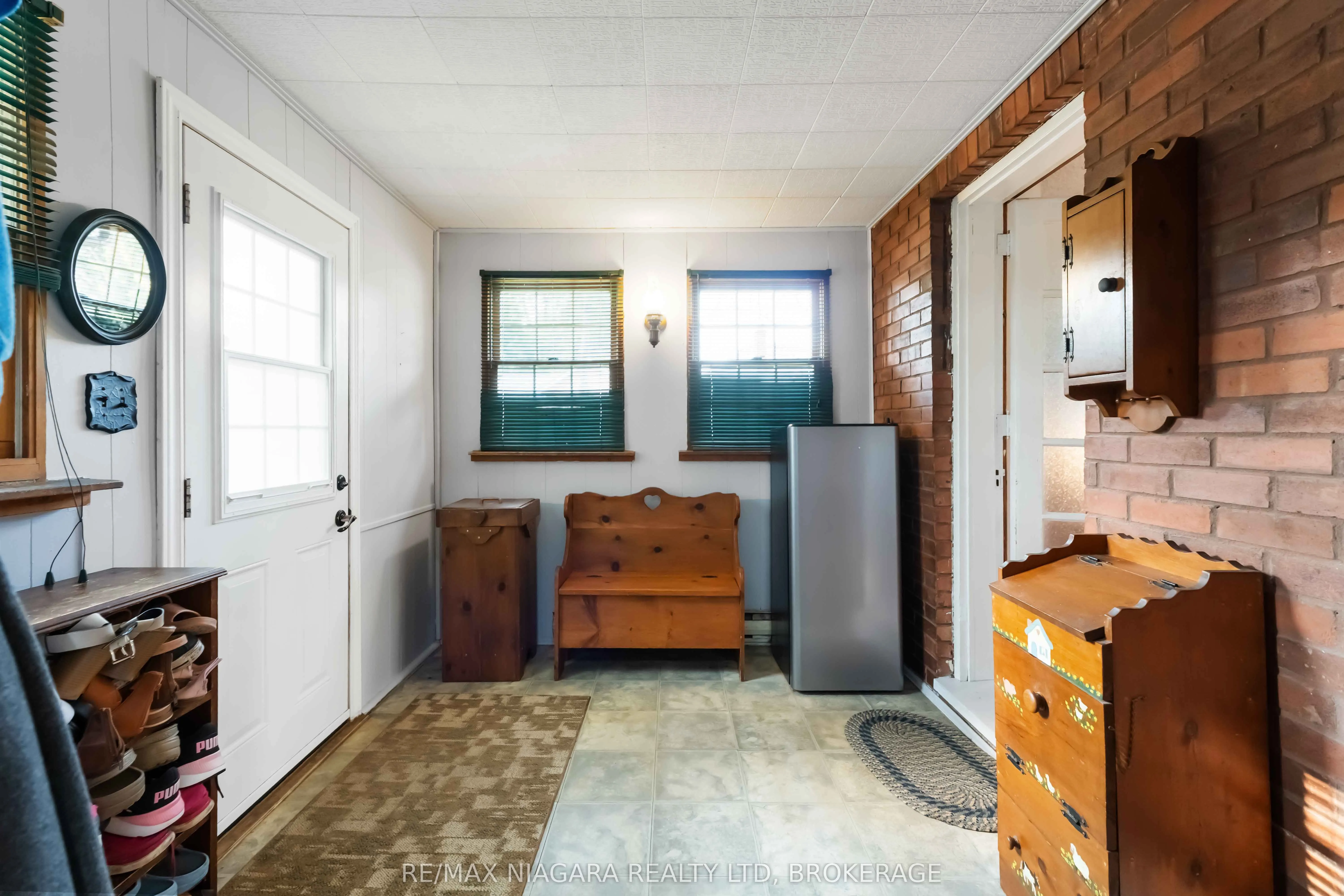 6275 Pine Grove Avenue