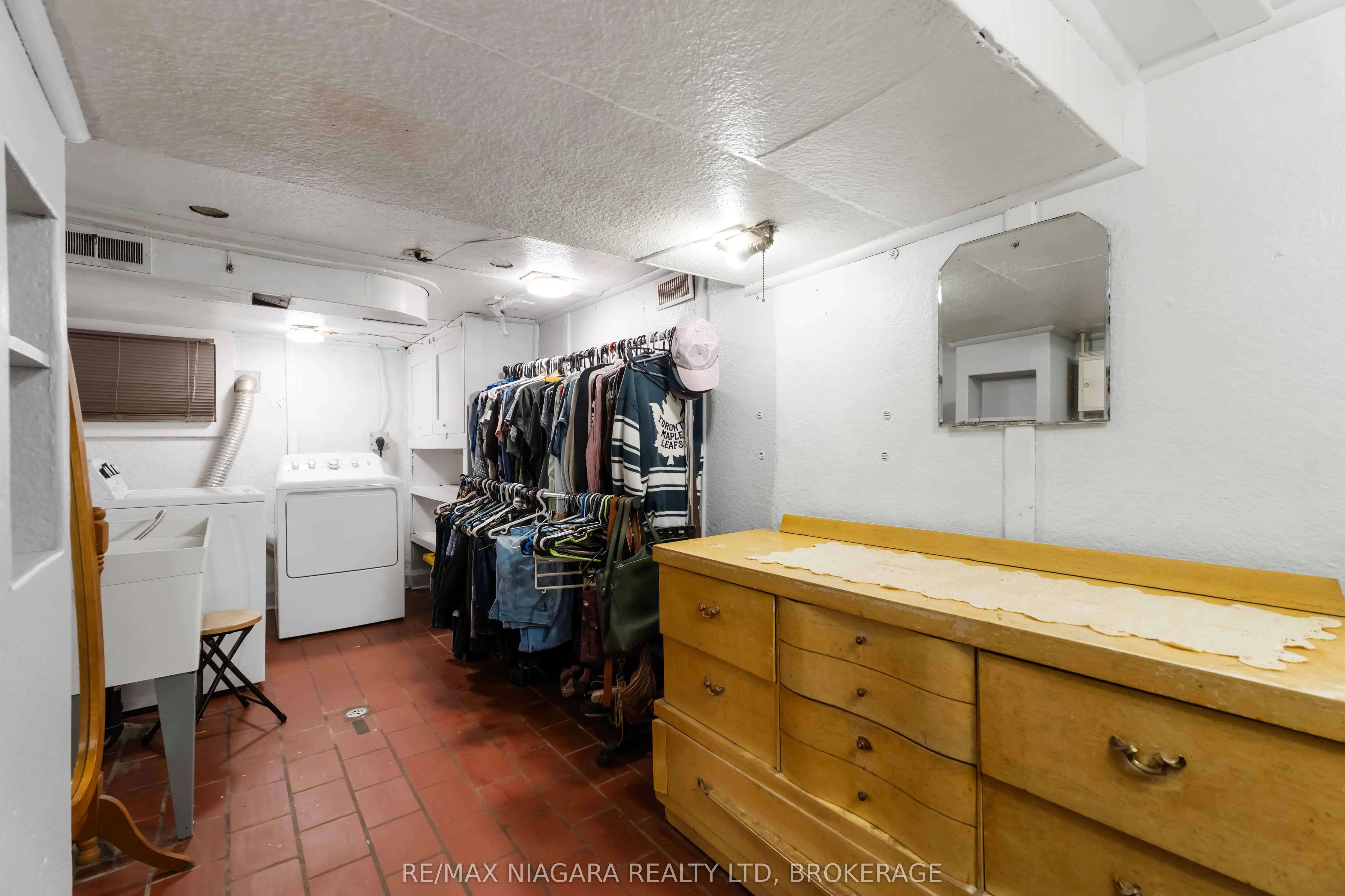 6275 Pine Grove Avenue