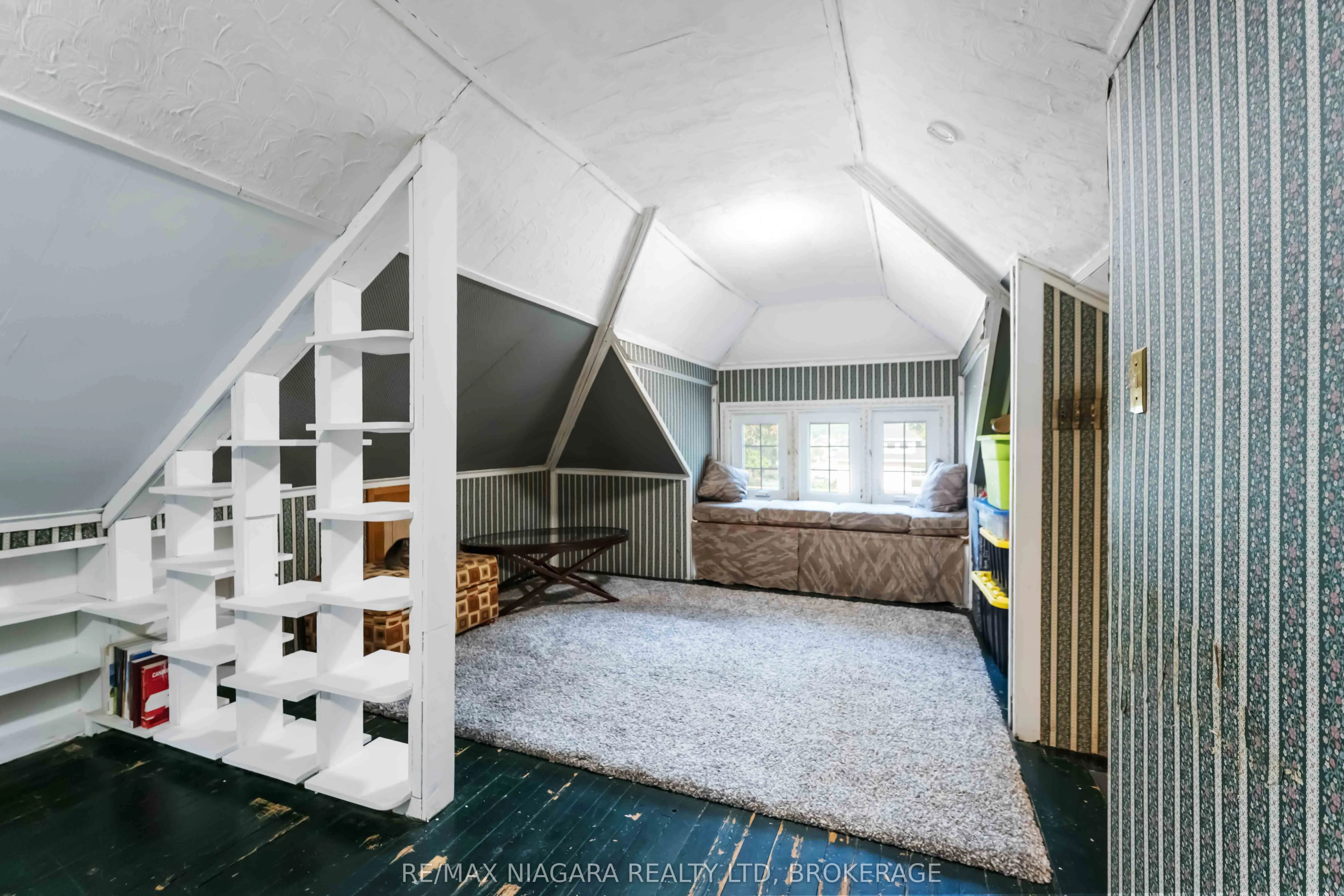 6275 Pine Grove Avenue