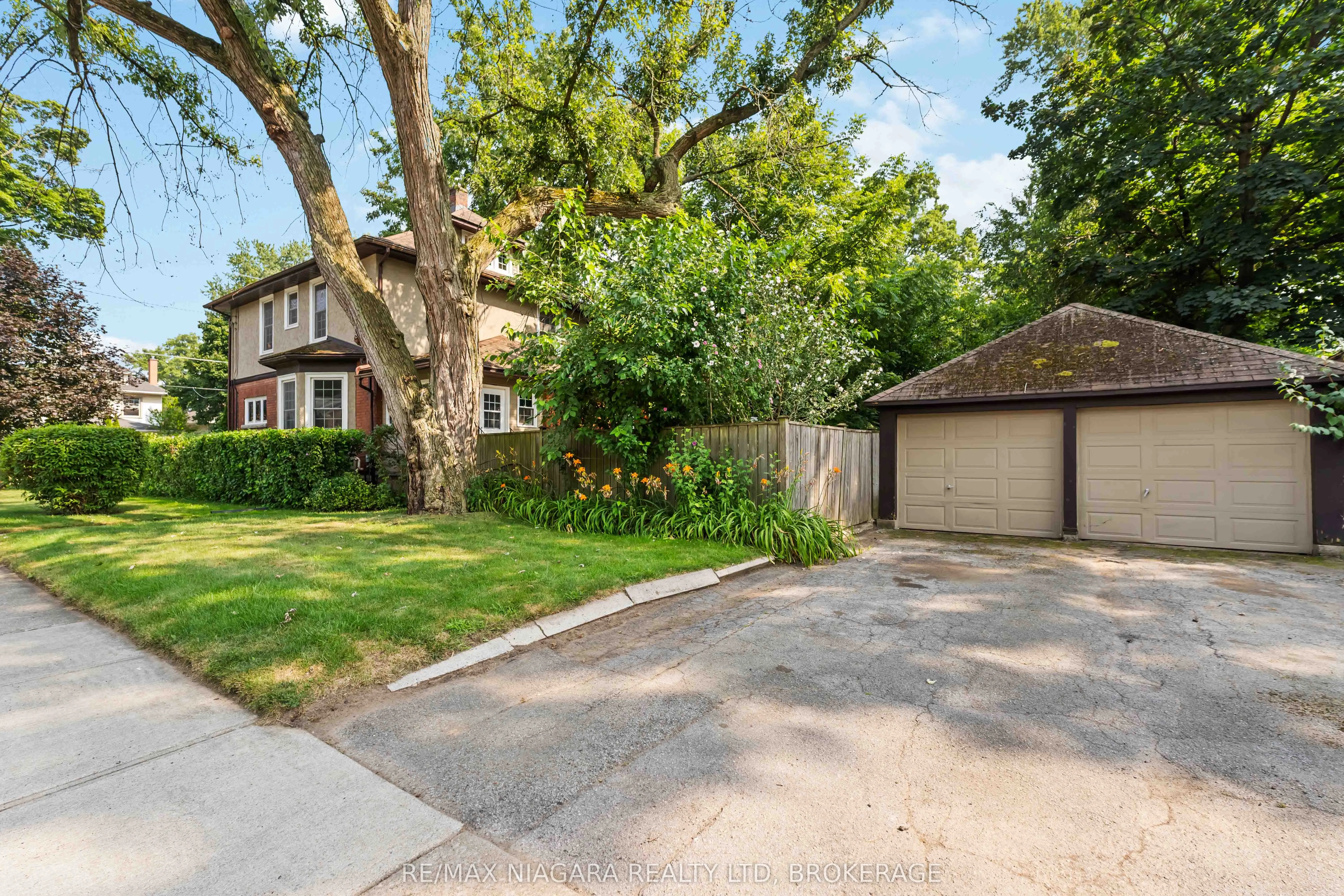 6275 Pine Grove Avenue