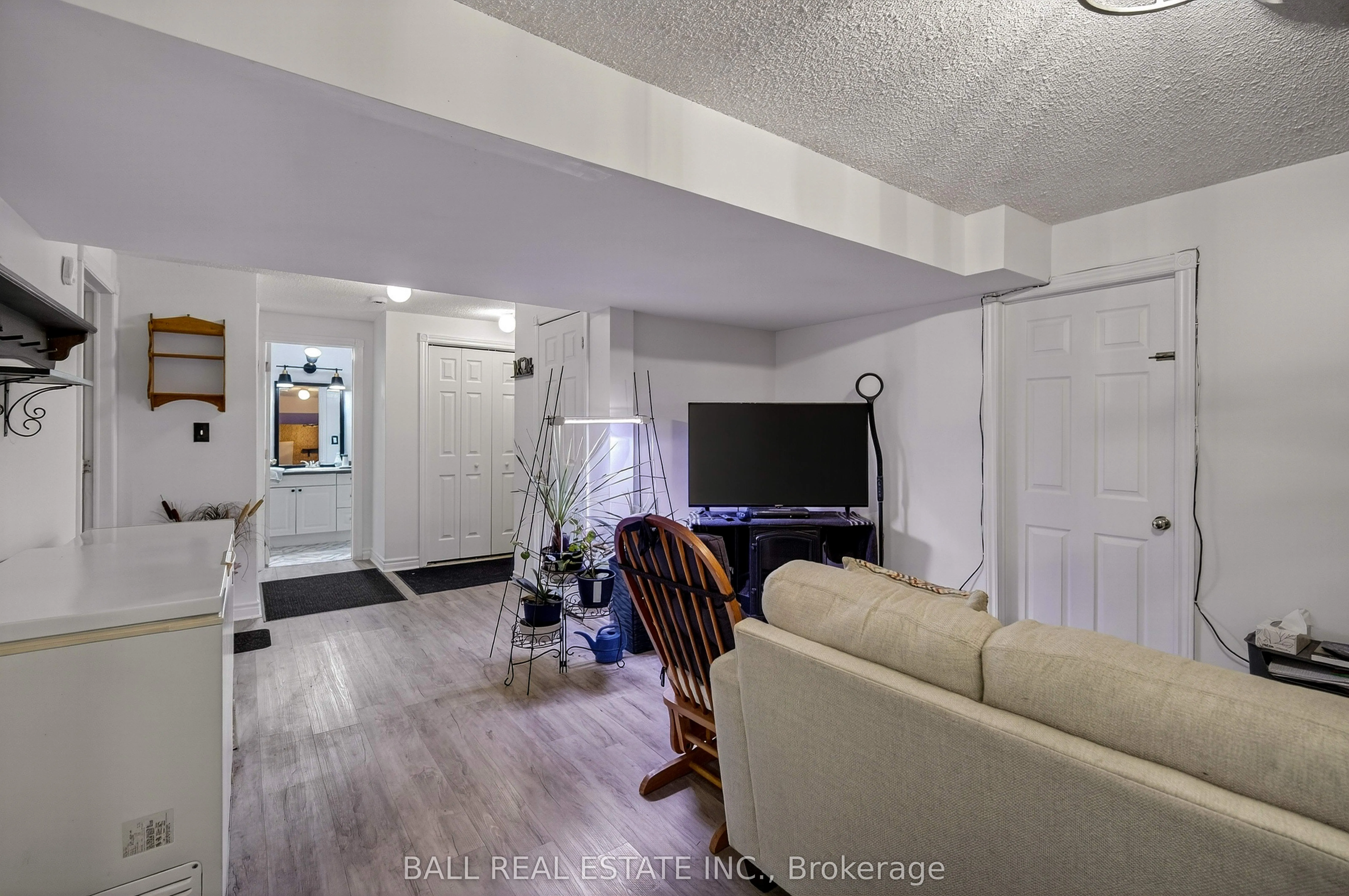 116 Adelaide Street S