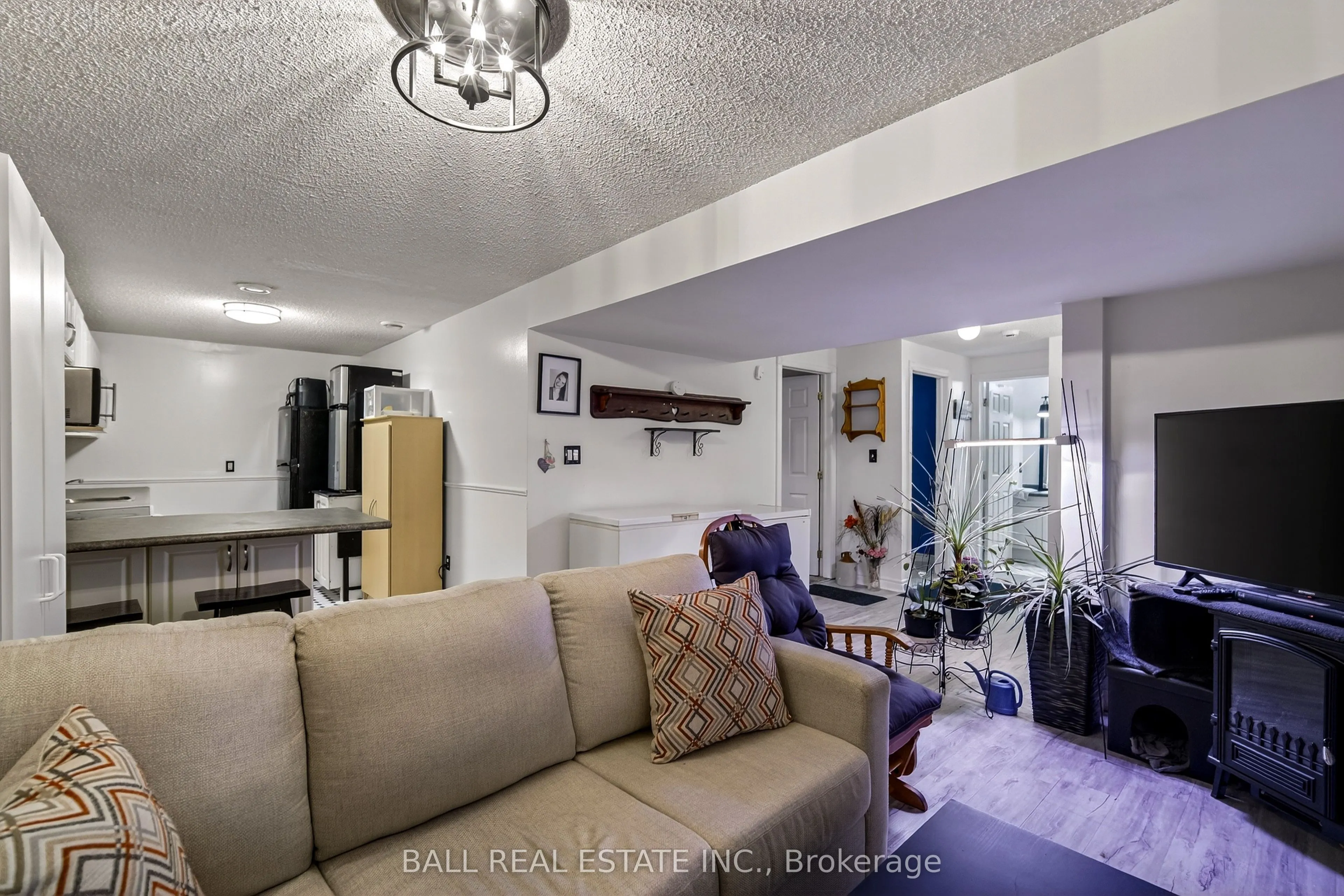 116 Adelaide Street S